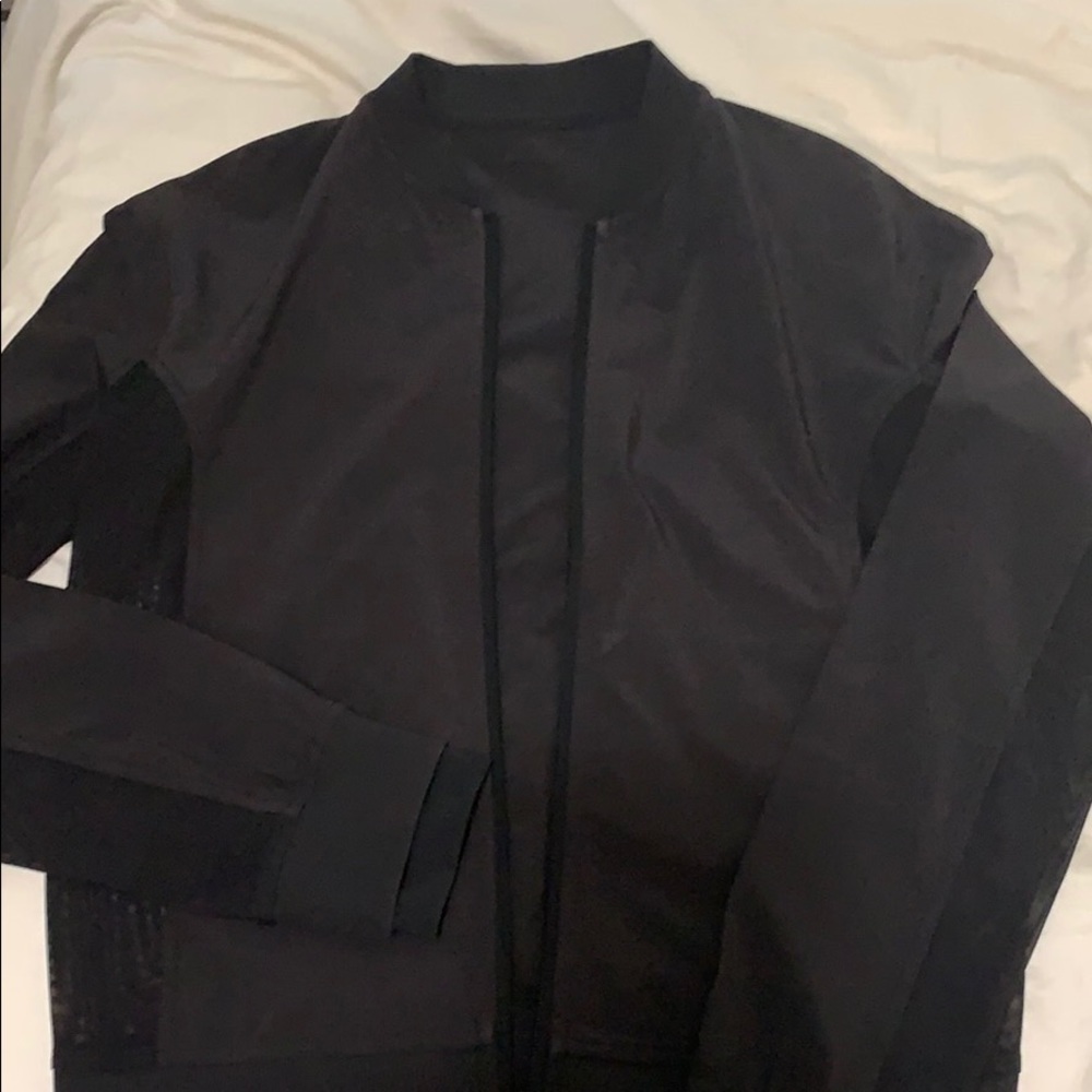 Lululemon light weight wins breaker